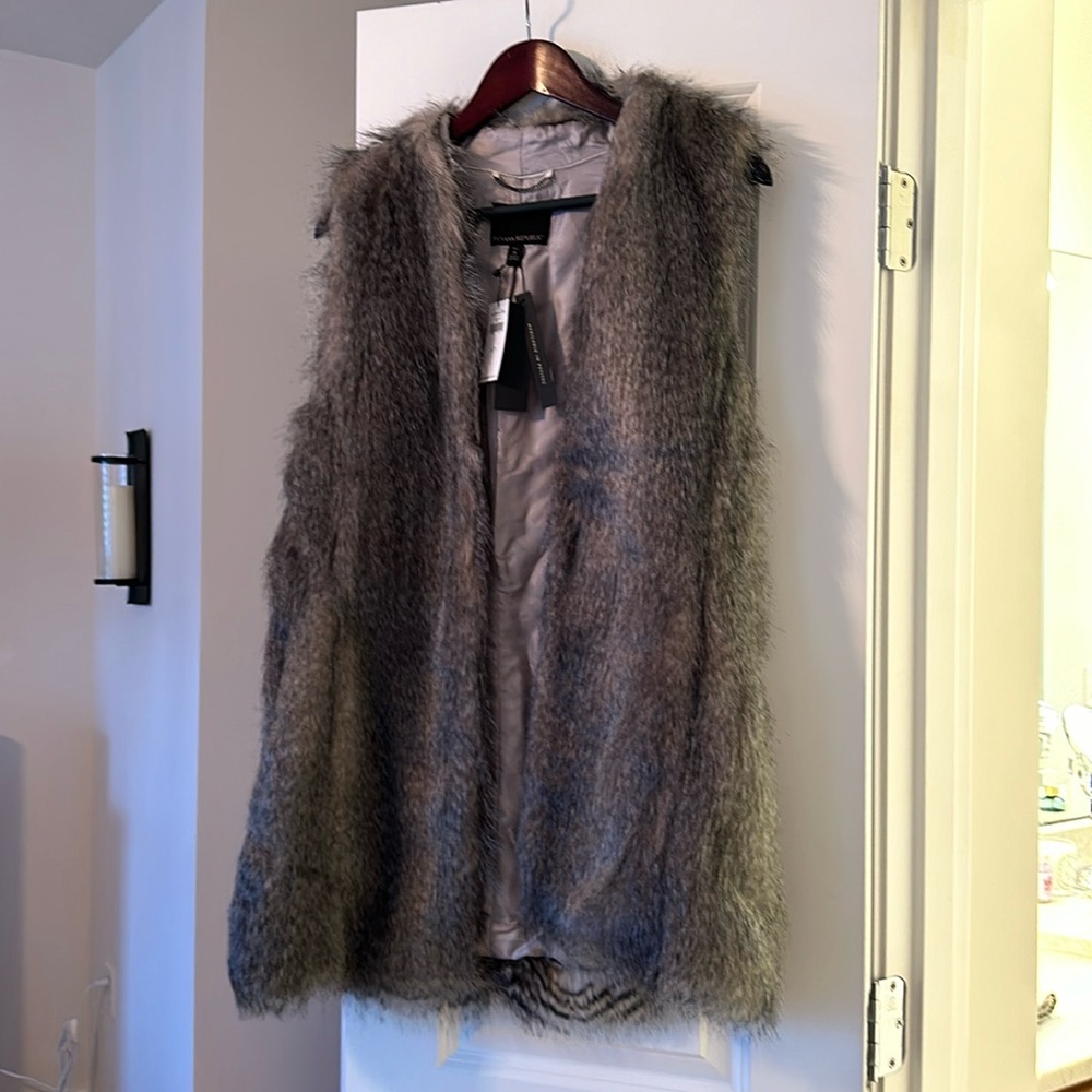 Banana republic grey faux fur vest - new with tags